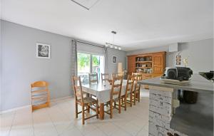 a kitchen and dining room with a table and chairs at 3 Bedroom Nice Home In Mazan in Mazan