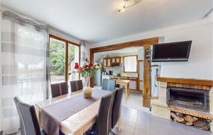 Un televizor și/sau centru de divertisment la Holiday Home Mesnil St Pere Cottages De Port