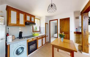 O bucătărie sau chicinetă la Holiday Home Mesnil St Pere Cottages De Port