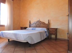 1 dormitorio con cama, mesa y ventana en Casa rural lago azul, en Sacedón