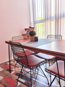 una mesa de comedor con sillas y una mesa con una planta en Boutique Apartment, en Plovdiv