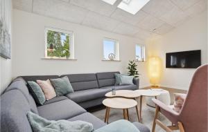 sala de estar con sofá y mesa en Beautiful Home In Middelfart With Wifi, en Middelfart