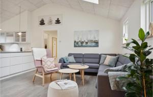 sala de estar con sofá y mesa en Beautiful Home In Middelfart With Wifi, en Middelfart