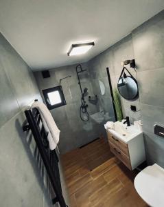 Ванная комната в sKLONowane domki pod Czarną Górą