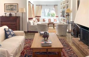 uma sala de estar com um sofá e uma mesa em Awesome Home In Marbella With Wifi em Marbella