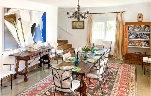 uma sala de jantar com uma mesa de madeira e cadeiras em Awesome Home In Marbella With Wifi em Marbella