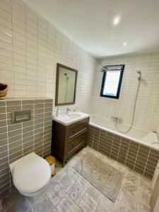 łazienka z toaletą, umywalką i wanną w obiekcie Villa de vacances sur la Côte bleue à la couronne w mieście Martigues