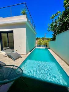 einen Pool im Hinterhof eines Hauses in der Unterkunft Villa de vacances sur la Côte bleue à la couronne in Martigues