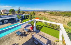una vista aérea de una casa con piscina en Amazing Home In La Redorte With Wi-fi, en Laredorte
