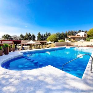 ein großer Pool mit blauem Wasser in der Unterkunft Harmonie Hotel De Montaña - Adults only in Villa General Belgrano