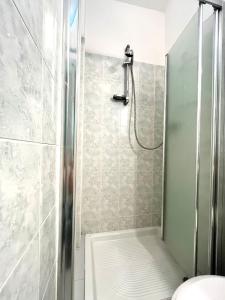 y baño con ducha y aseo. en Casa Rosa, en Finale Ligure