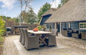 een tafel en stoelen op een patio met een grill bij 3 Bedroom Gorgeous Home In Hellendoorn in Hellendoorn