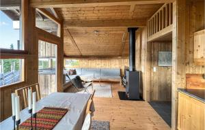 eine Küche und ein Wohnzimmer mit einem Tisch in einem Haus in der Unterkunft 3 Bedroom Gorgeous Home In Sjusjen in Sjusjøen