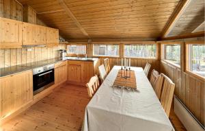 una cocina con mesa y sillas en una cabaña en 3 Bedroom Gorgeous Home In Sjusjen en Sjusjøen