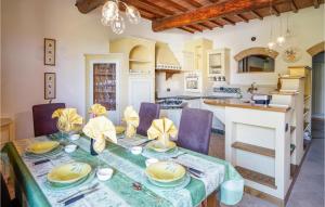 een keuken met een tafel en stoelen en een keuken met een aanrecht bij Awesome Apartment In Castel San Gimignano With Wifi in Castel San Gimignano