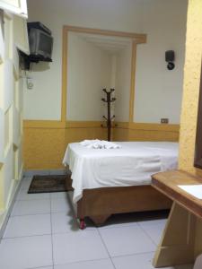 uma sala de igreja com uma cruz numa cama em Hotel Panorama no Cairo