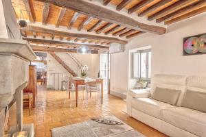 - un salon avec un canapé et une table dans l'établissement Casa Samuela - Together in Tuscany, à Cortone