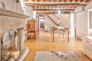 - un salon avec une cheminée et une table dans l'établissement Casa Samuela - Together in Tuscany, à Cortone