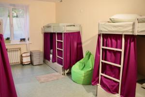Двох'ярусне ліжко або двоярусні ліжка в номері Demeevsky Hostel
