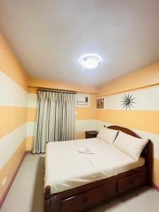 - une chambre avec un grand lit dans l'établissement AZ Suites 2 bedroom Camella Northpoint, à Davao