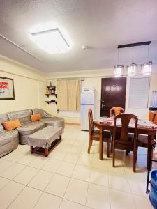 - un salon avec une table et un canapé dans l'établissement AZ Suites 2 bedroom Camella Northpoint, à Davao