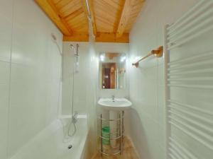 Appartement Les Saisies, 3 pièces, 8 personnes - FR-1-594-45 في هاوتيلوس: حمام أبيض مع حوض ودش
