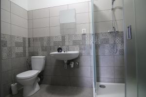 Koupelna v ubytování Trdlovy Apartmány a Chata Tatranec v areálu Jaškovské krčmy + 37 fotografií