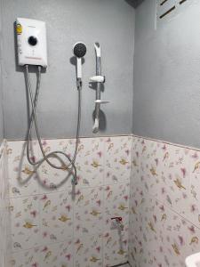 a shower in a bathroom with a blow dryer at Huan Kaw Fang in Mae On