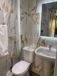 a bathroom with a toilet and a sink at Logement entier et indépendant D in Rabat