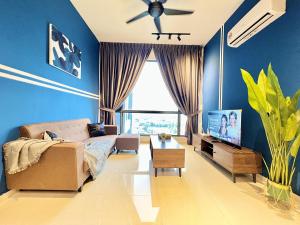 een woonkamer met een bank en een tv bij SKS Pavillion Residence romantic luxury unit JBCC Netflix YouTube in Johor Bahru