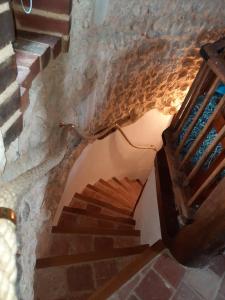 una escalera de caracol en un edificio con una pared de ladrillo en La Tour de rêves en Beaumont-la-Ronce