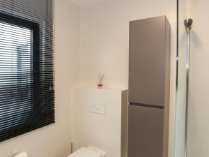 ミッデルケルケにあるApartment in Belgium with Sunny Terraceのトイレと窓のある白いバスルーム +32枚の写真