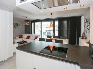 ミッデルケルケにあるApartment in Belgium with Sunny Terraceのキッチン、リビングルーム(コンロ付)