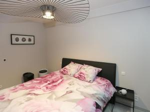 ミッデルケルケにあるApartment in Belgium with Sunny Terraceのベッドルーム1室(ピンクのシーツとシャンデリア付)