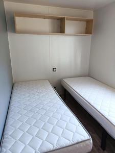 Mobilhomes Quiberon Camping Conguel - Bord de Mer 객실 침대
