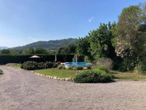 un jardín con una fuente en medio de un camino de grava en Casa Eden with Private Pool, en Artà