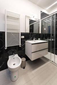 y baño con aseo blanco y lavamanos. en [Obsidian] -Centro- wifi + Free Parking, en Rávena
