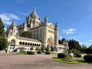 Fotografia z galérie ubytovania Joli appartement au cœur de Lisieux avec vue sur la Cathédrale v destinácii Lisieux