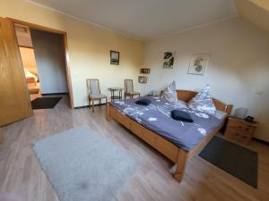 LissendorfにあるEifelferienhaus Thomeのベッドルーム1室(ベッド1台、テーブル、椅子付)