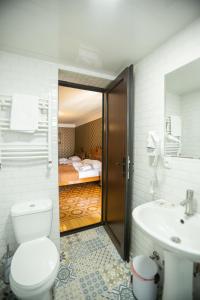 Koupelna v ubytování Hotel History + 37 fotografií
