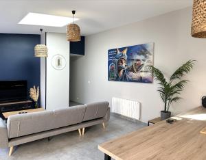- un salon avec un canapé et une table dans l'établissement Maison calme avec terrasse/garage centre-ville C, à Dijon