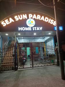 um sinal que diz periquito do sol do mar estadia em casa em SEA SUN PARADISE em Port Blair