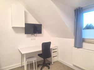 Habitación con escritorio y silla. en Studio-Apartment 22 - 3R1 en Essen