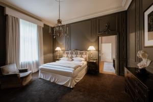 Postel nebo postele na pokoji v ubytování Schlosshotel Berlin