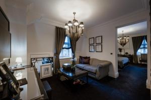TV a/nebo společenská místnost v ubytování Schlosshotel Berlin