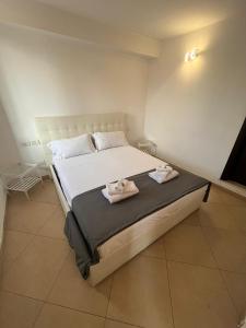 um quarto com uma cama grande e toalhas em Diamond Rooftop by Babylon Stay em Nápoles