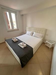 um quarto com uma cama grande com duas toalhas em Diamond Rooftop by Babylon Stay em Nápoles
