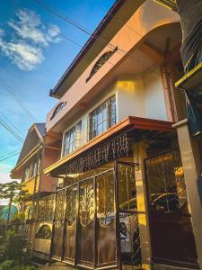 un edificio con una puerta delante de él en Cozy Millenium House en Baguio