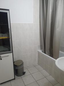 a bathroom with a shower curtain and a sink at Messewohnung Dormagen in Dormagen