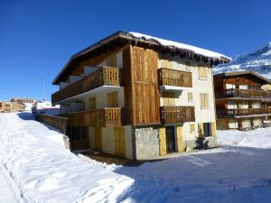 ラルプ・デュエズにあるAppartement Huez, 1 pièce, 4 personnes - FR-1-405-20の雪の建物